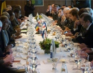 Le déjeuner qui a réunit une cinquantaine de patrons d'entreprises françaises autour du chef de l'Etat tchadien, Idriss Déby et de plusieurs membres de sa délégation. Crédits photos : © journaldutchad.com Le déjeuner qui a réunit une cinquantaine de patrons d'entreprises françaises autour du chef de l'Etat tchadien, Idriss Déby et de plusieurs membres de sa délégation. Crédits photos : © journaldutchad.com