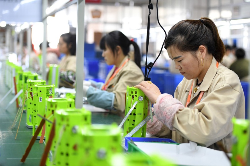 Employees assemble lamps at a workshop of Kangmingsheng Optoelectronics Technology Co., Ltd. in Gao’an city, East China’s Jiangxi Province on Sept. 27. Photo by Zhou Liang/People’s Daily Online