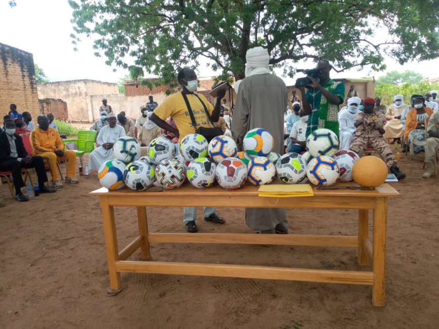 Tchad : la FTFA remet une subvention à la Ligue provinciale de Sila. © Mahamat Issa Gadaya/Alwihda Info Tchad : la FTFA remet une subvention à la Ligue provinciale de Sila. © Mahamat Issa Gadaya/Alwihda Info