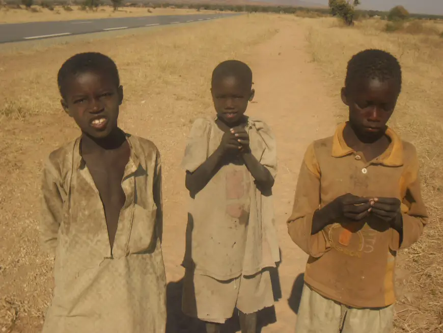 Des enfants au bord d'une route au Nord du Tchad. Illustration © Alwihda Info