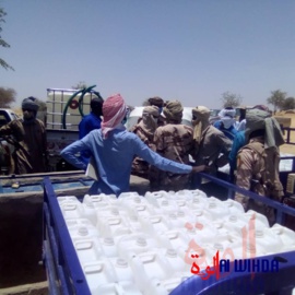 Un coursier remplit des bidons d'eau dans une station, au Ouaddaï, à l'Est du Tchad. © Abba Issa/Alwihda Info