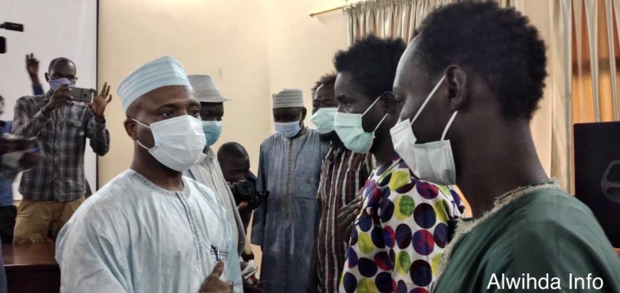 Tchad : les trois ex-otages de Boko Haram décorés par le chef de l'État Tchad : les trois ex-otages de Boko Haram décorés par le chef de l'État
