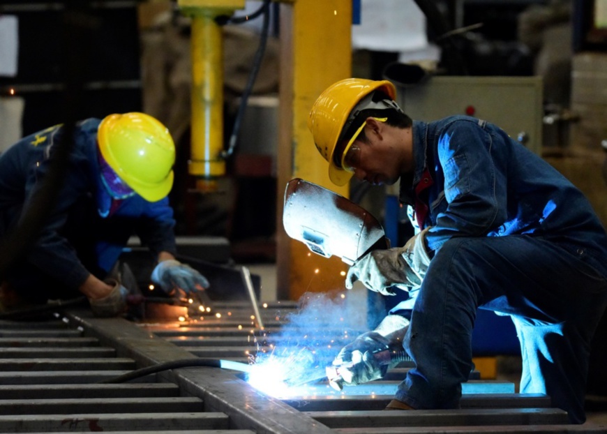 Workers weld auto parts at a workshop of Hunan Jinsong Automobile Co., Ltd., central China’s Hunan province, Oct. 6. Photo by Huang Chuntao, People’s Daily Online