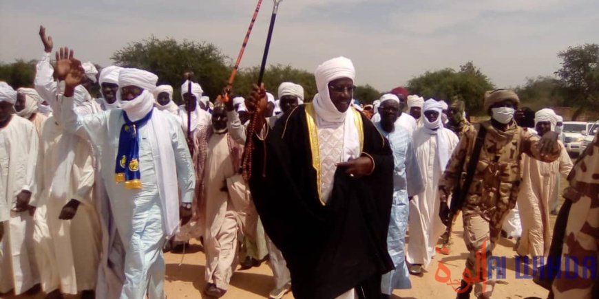 Tchad : le sultan du Ouaddaï et des militants du MPS incitent les villageois au recensement Tchad : le sultan du Ouaddaï et des militants du MPS incitent les villageois au recensement