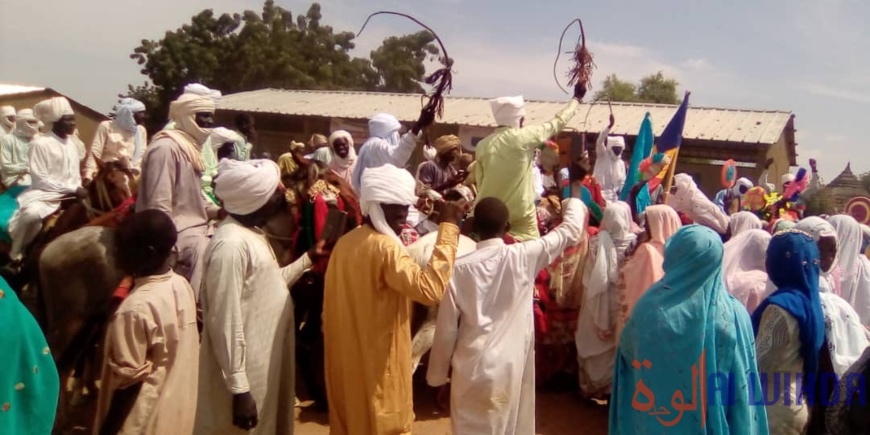 Tchad : le sultan du Ouaddaï et des militants du MPS incitent les villageois au recensement. © Mahamat Abdramane Ali Kitire/Alwihda Info Tchad : le sultan du Ouaddaï et des militants du MPS incitent les villageois au recensement. © Mahamat Abdramane Ali Kitire/Alwihda Info