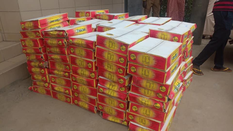 Tchad : les Émirats Arabes Unis offrent 400 cartons de dattes au ministère de la santé. © Min.Santé Tchad : les Émirats Arabes Unis offrent 400 cartons de dattes au ministère de la santé. © Min.Santé