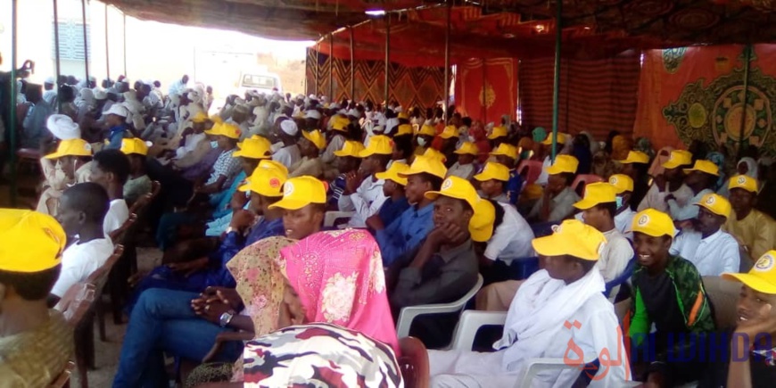 Tchad : des jeunes d'Abéché reçoivent des fonds pour appuyer la sensibilisation sur le recensement. © Mahamat Abdramane Ali Kitire/Alwihda Info Tchad : des jeunes d'Abéché reçoivent des fonds pour appuyer la sensibilisation sur le recensement. © Mahamat Abdramane Ali Kitire/Alwihda Info