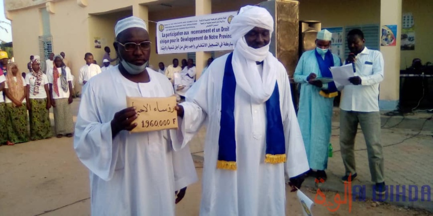Tchad : des jeunes d'Abéché reçoivent des fonds pour appuyer la sensibilisation sur le recensement. © Mahamat Abdramane Ali Kitire/Alwihda Info Tchad : des jeunes d'Abéché reçoivent des fonds pour appuyer la sensibilisation sur le recensement. © Mahamat Abdramane Ali Kitire/Alwihda Info
