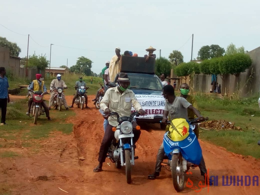 Tchad : des jeunes militants du MPS sillonnent Moundou pour inciter au recensement. © Golmem Ali/Alwihda Info