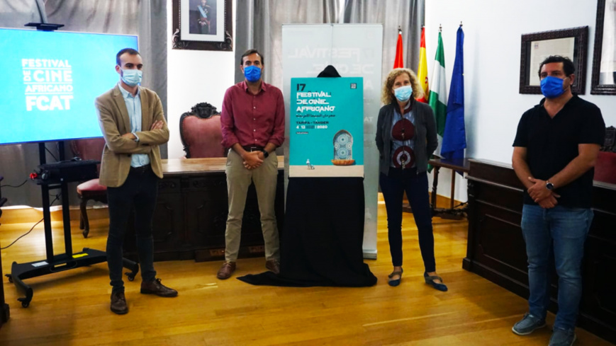 De gauche à droite : Le député de la Culture de la province de Cadix, Daniel Moreno, le maire de Tarifa, Francisco Ruiz, la directrice du FCAT, Mane Cisneros et le conseiller municipal Francisco Terán. De gauche à droite : Le député de la Culture de la province de Cadix, Daniel Moreno, le maire de Tarifa, Francisco Ruiz, la directrice du FCAT, Mane Cisneros et le conseiller municipal Francisco Terán.