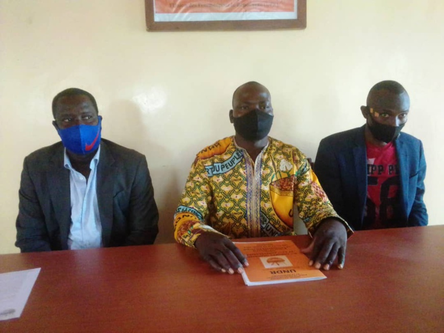 Tchad : "la carte d'électeur est notre seule arme de libération", déclare la jeunesse de l'UNDR. © Aristide Djimalde/Alwihda Info Tchad : "la carte d'électeur est notre seule arme de libération", déclare la jeunesse de l'UNDR. © Aristide Djimalde/Alwihda Info