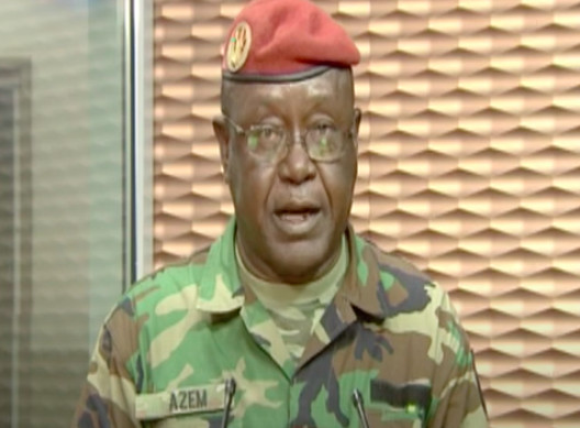 Tchad : "Je suis général", l'officier supérieur Azem Agouna remercie le Maréchal. © DR Tchad : "Je suis général", l'officier supérieur Azem Agouna remercie le Maréchal. © DR