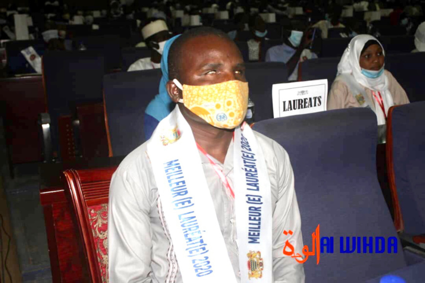 Tchad : un bachelier non-voyant parmi les meilleurs, il a reçu 500.000 Fcfa et un ordinateur Tchad : un bachelier non-voyant parmi les meilleurs, il a reçu 500.000 Fcfa et un ordinateur