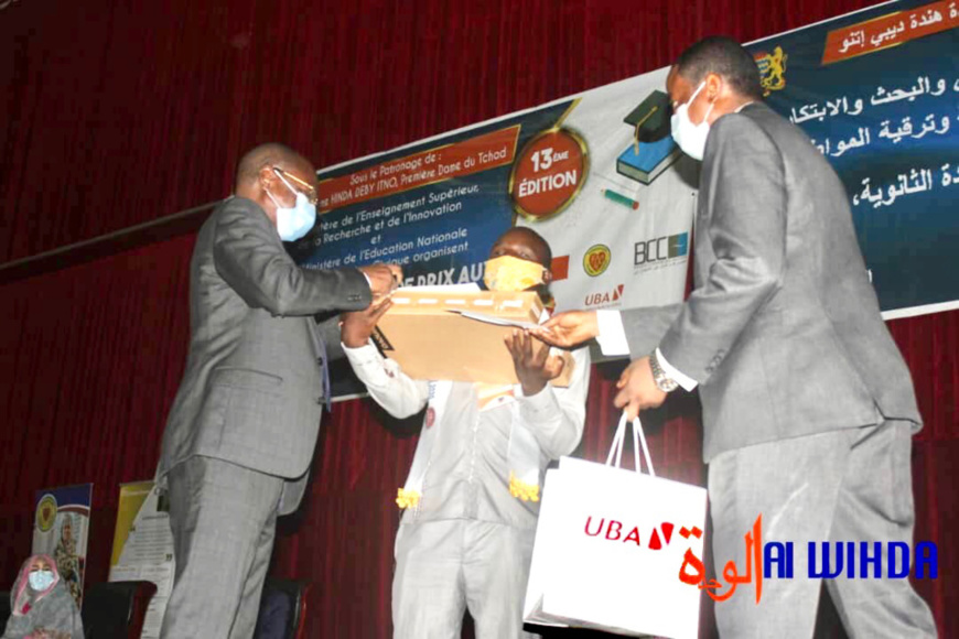 Tchad : un bachelier non-voyant parmi les meilleurs, il a reçu 500.000 Fcfa et un ordinateur Tchad : un bachelier non-voyant parmi les meilleurs, il a reçu 500.000 Fcfa et un ordinateur