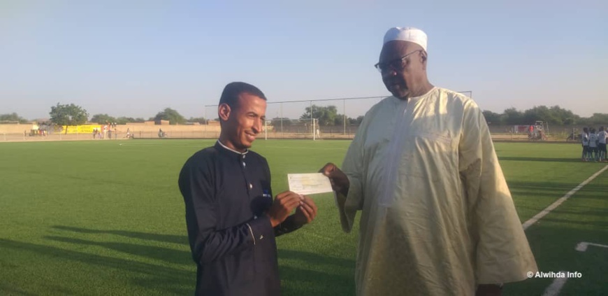 Tchad : des chèques remis aux clubs de football du Ouaddaï. © Hamid Mahamat Issa/Alwihda Info Tchad : des chèques remis aux clubs de football du Ouaddaï. © Hamid Mahamat Issa/Alwihda Info