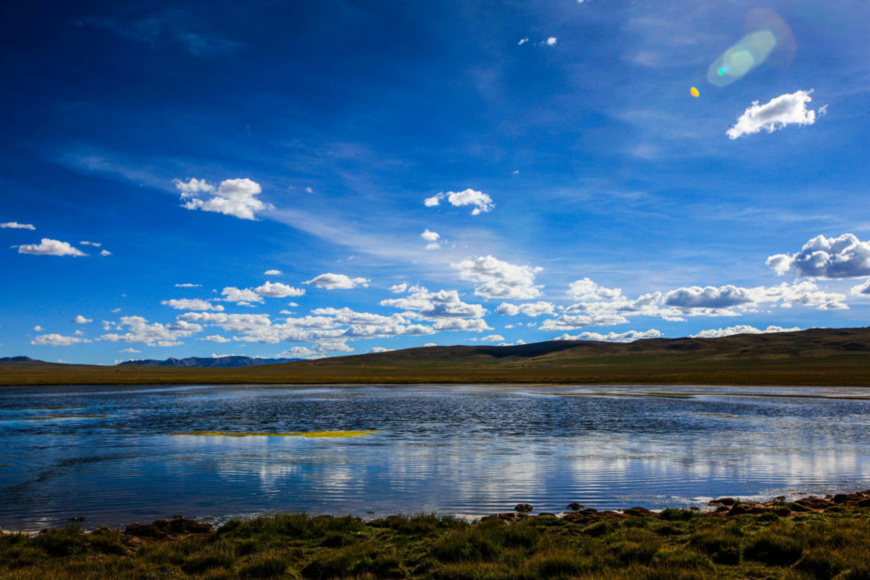 Photo shows beautiful scenery of Sanjiangyuan, home to the headwaters of the Yangtze, Yellow and Lancang rivers in Yushu, Qinghai province. (Photo by Han Jiajun/People’s Daily Online)