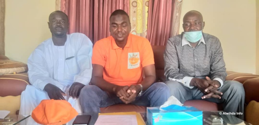 Tchad : au Ouaddaï, l'UNDR appelle chaque citoyen à avoir sa carte d'électeur. © Hamid Mahamat Issa/Alwihda Info Tchad : au Ouaddaï, l'UNDR appelle chaque citoyen à avoir sa carte d'électeur. © Hamid Mahamat Issa/Alwihda Info