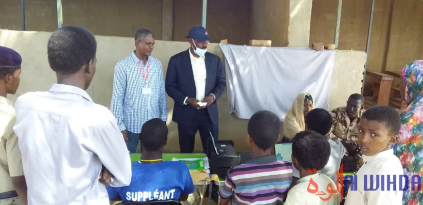 Tchad : le maire d'Ati inspecte les centres d'enrôlement et lance appel aux retardataires. © Hassan Djidda Hassan/Alwihda Info Tchad : le maire d'Ati inspecte les centres d'enrôlement et lance appel aux retardataires. © Hassan Djidda Hassan/Alwihda Info