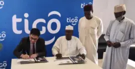 Le DG de Tigo Tchad M. Mohammed Dkhissi et le Président du SNCECBT M. Mahamat Nour Mahamat Zène signant l’accord d’extension du partenariat.