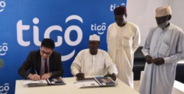 Le DG de Tigo Tchad M. Mohammed Dkhissi et le Président du SNCECBT M. Mahamat Nour Mahamat Zène signant l’accord d’extension du partenariat. Le DG de Tigo Tchad M. Mohammed Dkhissi et le Président du SNCECBT M. Mahamat Nour Mahamat Zène signant l’accord d’extension du partenariat.