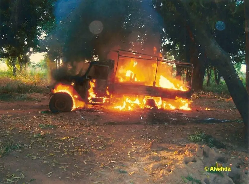 Un camion de l'armée gouvernementale des FACA brûle en Centrafrique après une attaque des éléments du FDPC du Général Abdoulaye Miskine. Crédits photos : Alwihda