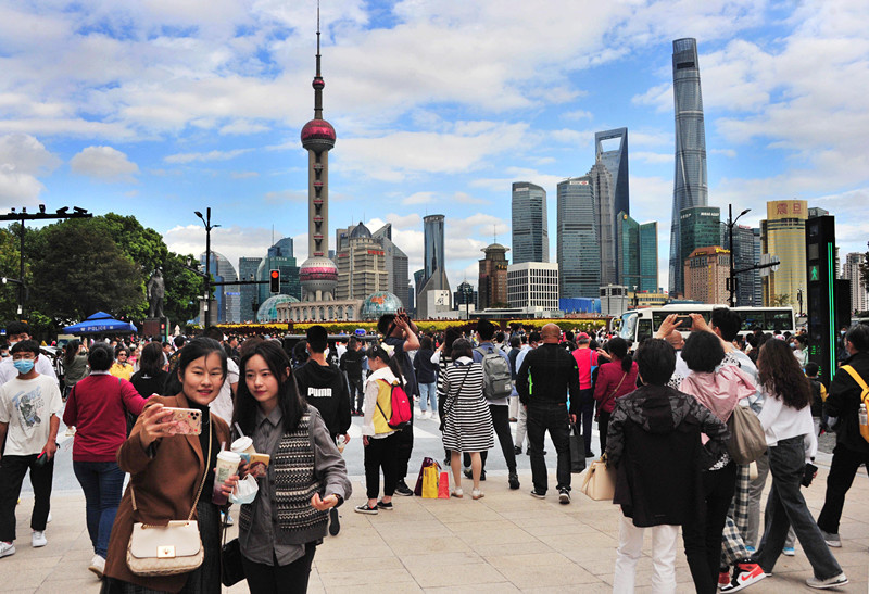 Visitors flock to Shanghai's Nanjing Road Walkway on Oct. 6, the sixth day of China's National Day holiday. Photo by Yang Jianzheng, People's Daily Online