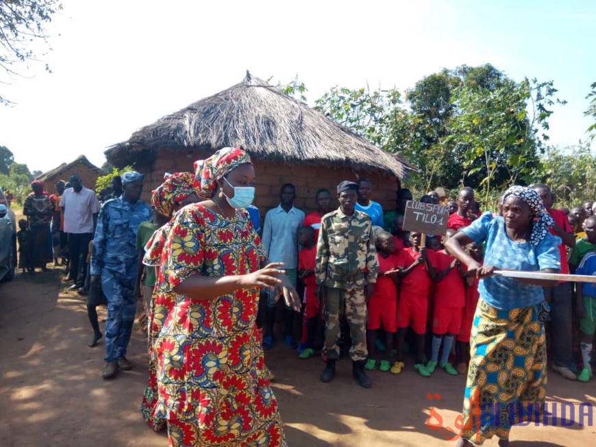 Tchad : la secrétaire d'État Alixe Naïmbaye offre 10 forages et un collège à des villages. © Golmem Ali/Alwihda Info