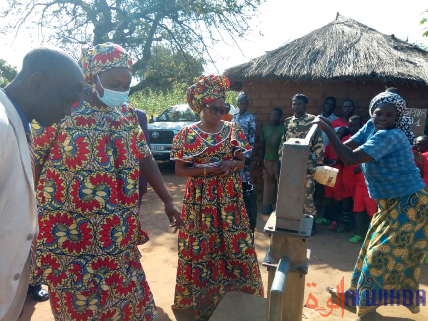 Tchad : la secrétaire d'État Alixe Naïmbaye offre 10 forages et un collège à des villages. © Golmem Ali/Alwihda Info