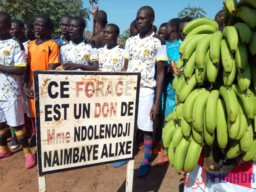 Tchad : la secrétaire d'État Alixe Naïmbaye offre 10 forages et un collège à des villages. © Golmem Ali/Alwihda Info