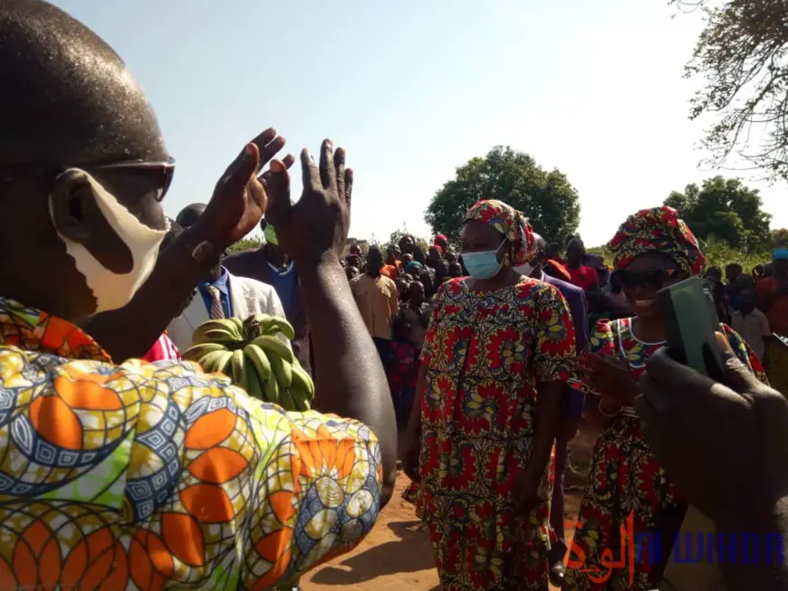 Tchad : la secrétaire d'État Alixe Naïmbaye offre 10 forages et un collège à des villages. © Golmem Ali/Alwihda Info