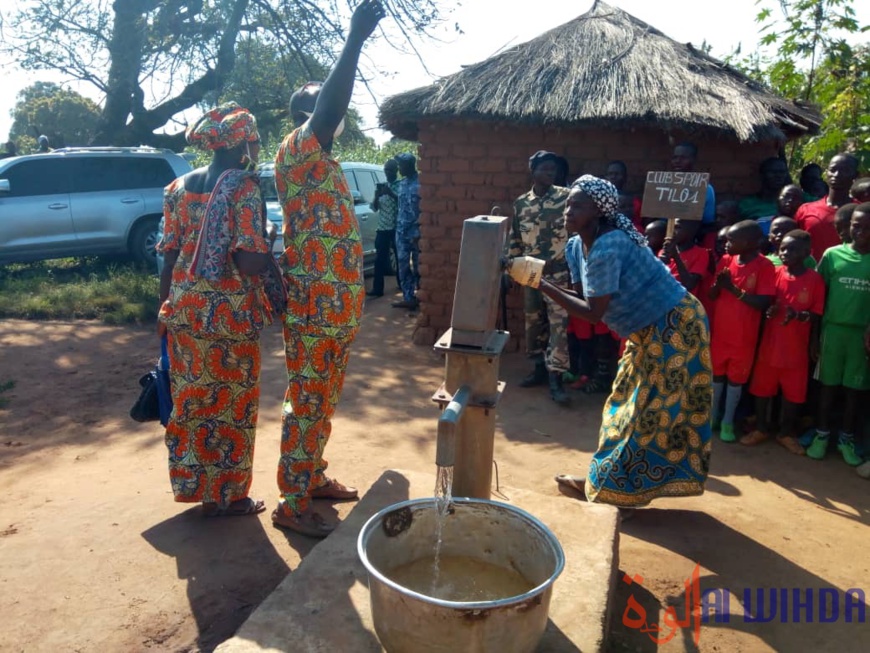 Tchad : la secrétaire d'État Alixe Naïmbaye offre 10 forages et un collège à des villages. © Golmem Ali/Alwihda Info