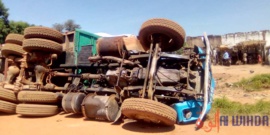 Tchad : un gros porteur se renverse à Pala bloquant l'axe menant à Léré. © Foka Mapagne/Alwihda Info Tchad : un gros porteur se renverse à Pala bloquant l'axe menant à Léré. © Foka Mapagne/Alwihda Info