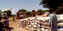 Tchad : un gros porteur se renverse à Pala bloquant l'axe menant à Léré. © Foka Mapagne/Alwihda Info Tchad : un gros porteur se renverse à Pala bloquant l'axe menant à Léré. © Foka Mapagne/Alwihda Info