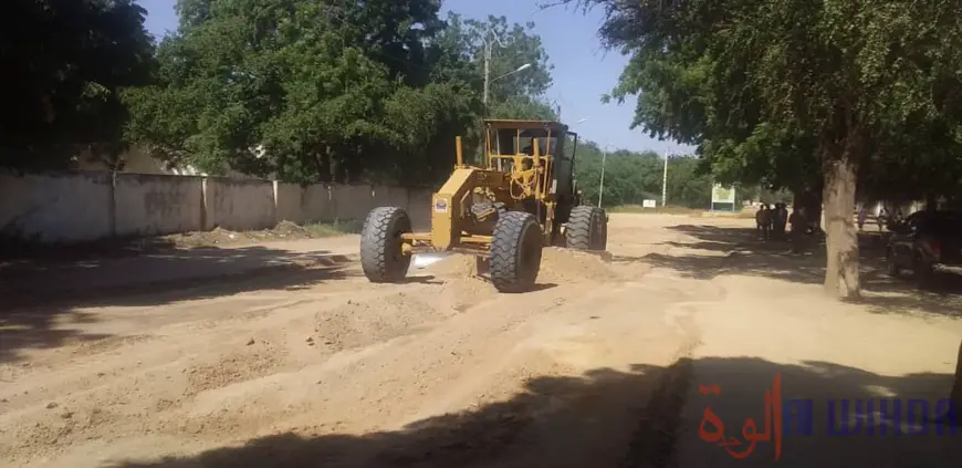 Tchad : les travaux de nivelage des rues progressent à Ati. © Hassan Djidda Hassan/Alwihda Info