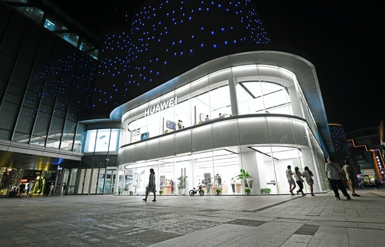 Photo taken on Aug. 5 shows the first authorized shop of Chinese tech brand Huawei in Changzhou, east China's Jiangsu province. Photo by Xia Chenxi, People's Daily Online