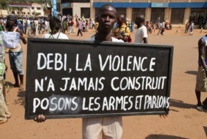 Des manifestants à Bangui demandent l'intervention d'Idriss Déby pour une résolution pacifique du conflit. Crédits photos : Diaspora Multimédia et Audiovisuelle. Bangui (Centrafrique).