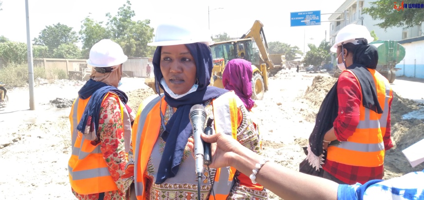 Tchad : des femmes ingénieurs aménagent des rues à N'Djamena pour faciliter la circulation. © Ben Kadabio/Alwihda Info Tchad : des femmes ingénieurs aménagent des rues à N'Djamena pour faciliter la circulation. © Ben Kadabio/Alwihda Info