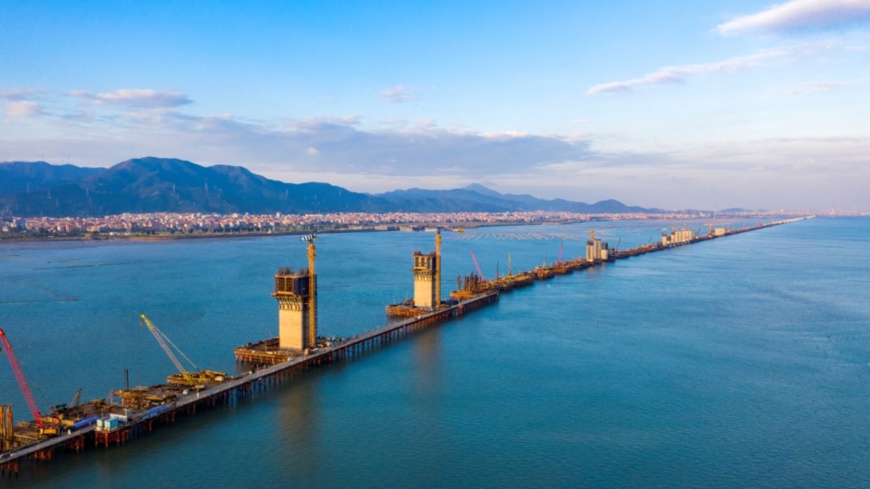 On October 20, the Meizhou Bay Cross-sea Bridge of Fuxia High-speed Railway was under construction. Photo by Jin Wei from People’s Daily Online On October 20, the Meizhou Bay Cross-sea Bridge of Fuxia High-speed Railway was under construction. Photo by Jin Wei from People’s Daily Online