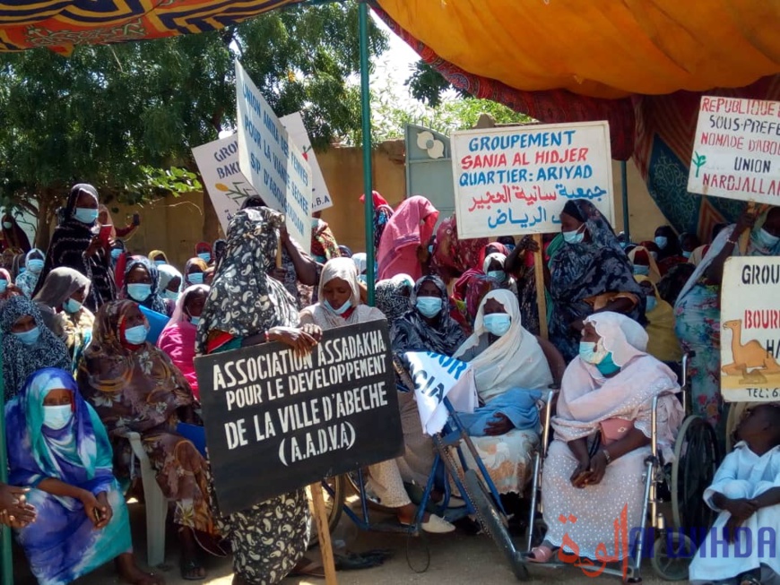 Tchad : des organisations féminines du Ouaddaï reçoivent du matériel pour leur autonomisation. © Hamid Mahamat Issa, Abba Issa/Alwihda Info Tchad : des organisations féminines du Ouaddaï reçoivent du matériel pour leur autonomisation. © Hamid Mahamat Issa, Abba Issa/Alwihda Info