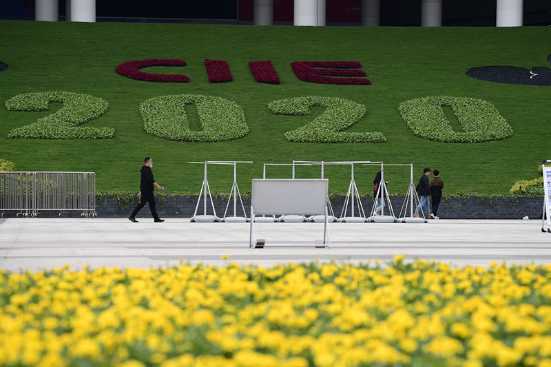 Gardeners prepare flower decorations for the upcoming 3rd China International Import Expo (CIIE) at the National Exhibition and Convention Center in Shanghai, Oct. 15. Photo by Yang Jianzheng, People's Daily Online