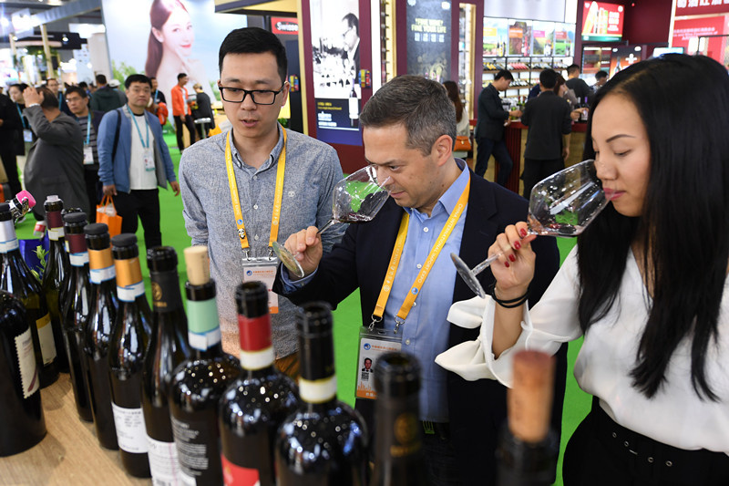 Buyers taste wine exhibited in the Food and Agricultural Products exhibition area of the 2nd CIIE on Nov. 9, 2019. Photo by Weng Qiyu/People’s Daily Online Buyers taste wine exhibited in the Food and Agricultural Products exhibition area of the 2nd CIIE on Nov. 9, 2019. Photo by Weng Qiyu/People’s Daily Online