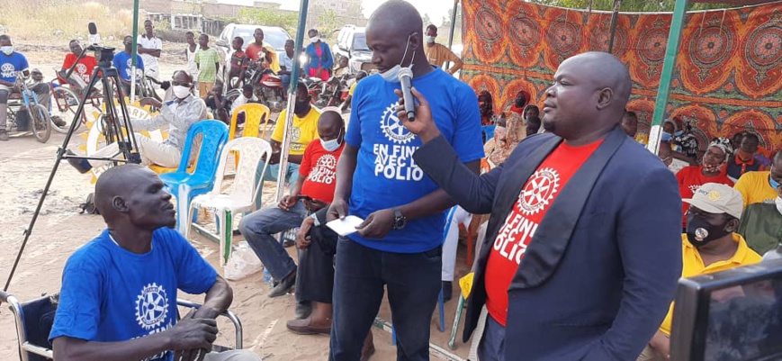 Tchad : le Rotary Club offre des kits scolaires à des enfants atteints de poliomyélite Tchad : le Rotary Club offre des kits scolaires à des enfants atteints de poliomyélite