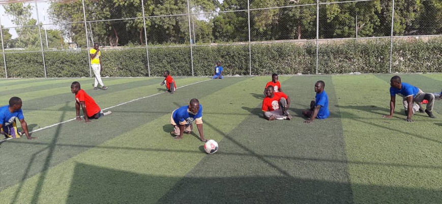 Tchad : le Rotary Club offre des kits scolaires à des enfants atteints de poliomyélite Tchad : le Rotary Club offre des kits scolaires à des enfants atteints de poliomyélite