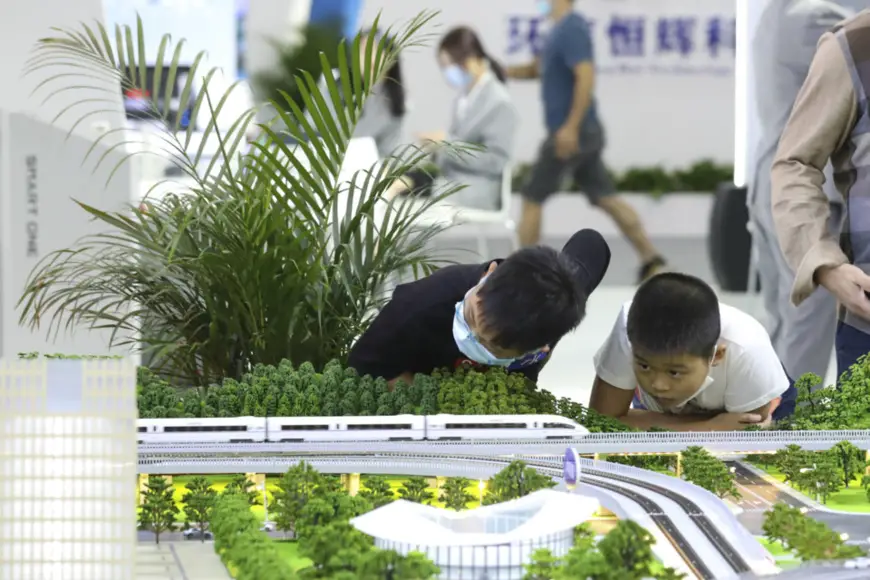 Photo taken on the afternoon of October 11 shows children watching a demonstration of China Railway High-speed (CRH) trains at the 3rd Digital China Summit. (Photo by Xie Guiming/People’s Daily Online)