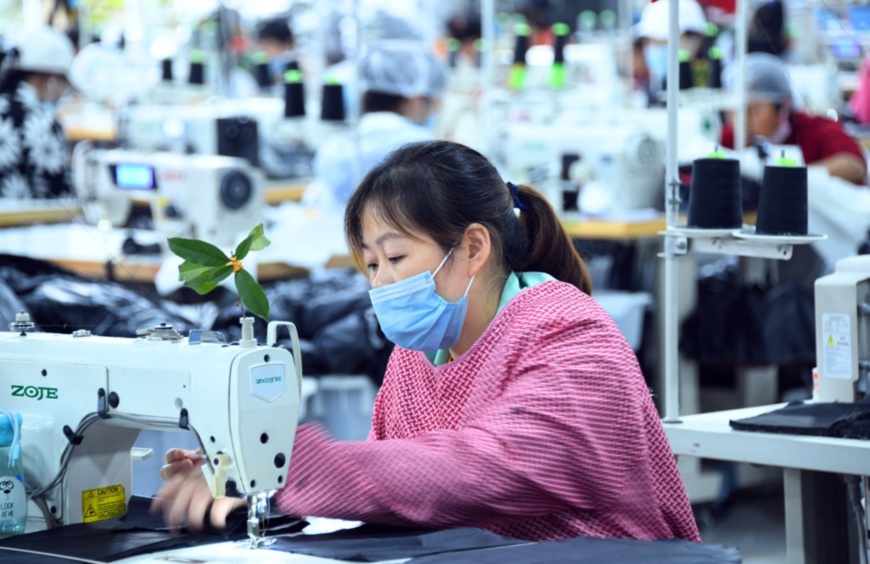 A woman makes garments at a poverty alleviation workshop in Gaoluo township, Xuan’en county, central China’s Hubei province, Sept. 24. Photo by Wang Jun, People’s Daily Online