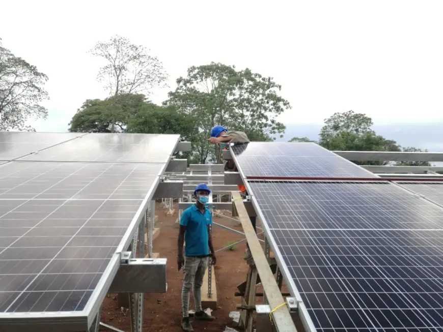 Chinese and Ethiopian workers install and adjust solar panels. (Photo/Courtesy of CET)