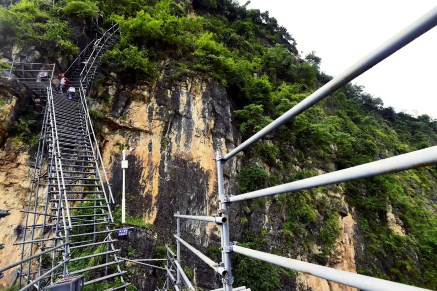 Photo shows the steel ladders built for the “cliff village”. (Photo by Rao Guojun/People’s Daily Online)