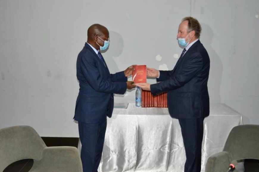 Tchad : Kalzeubé Payimi lance une opération de distribution de livres aux pasteurs. © PR Tchad : Kalzeubé Payimi lance une opération de distribution de livres aux pasteurs. © PR