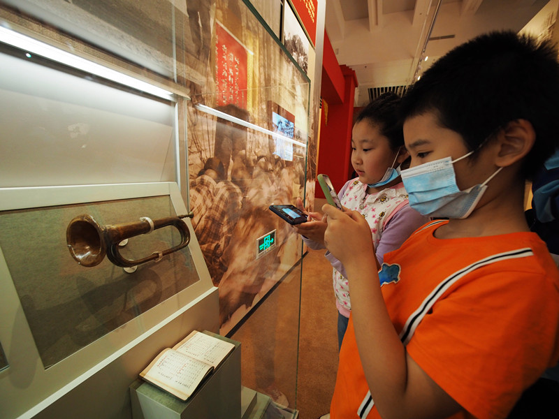 Children watch an exhibition commemorating the 70th anniversary of the Chinese People's Volunteers' entering the Democratic People's Republic of Korea to fight in the War to Resist U.S. Aggression and Aid Korea held in the Military Museum of the Chinese People's Revolution, Oct. 25. Photo by Du Jianpo, People's Daily Online