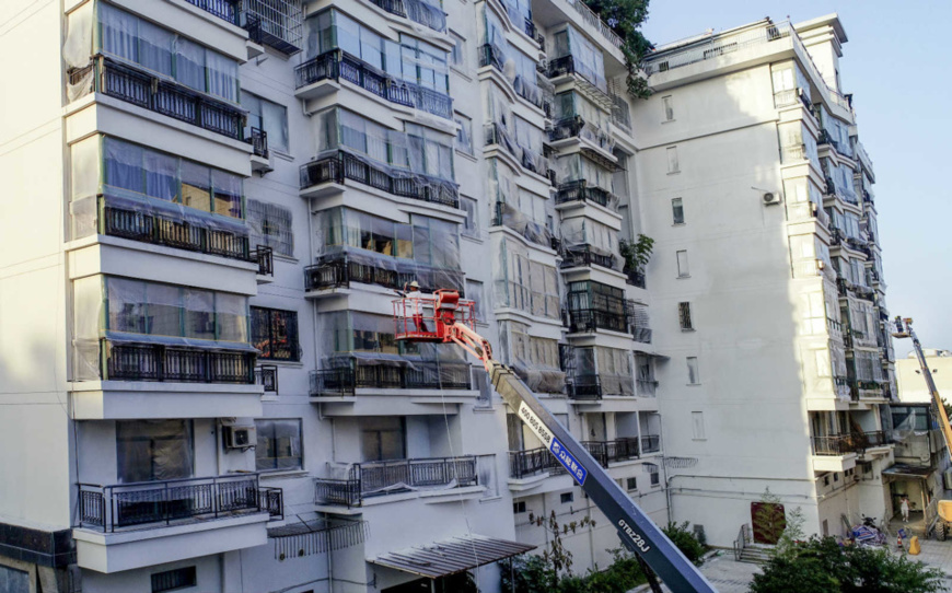 The outer wall of a residential building in Wucheng district, Jinhua, east China's Zhejiang province is being painted, Aug. 19. Photo by Li Jianlin/People's Daily Online